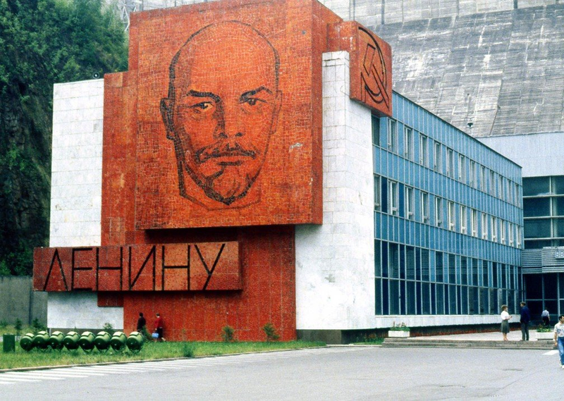 Illustration for article titled Communist Leaders Are Still Watching Us in These Monumental Portraits